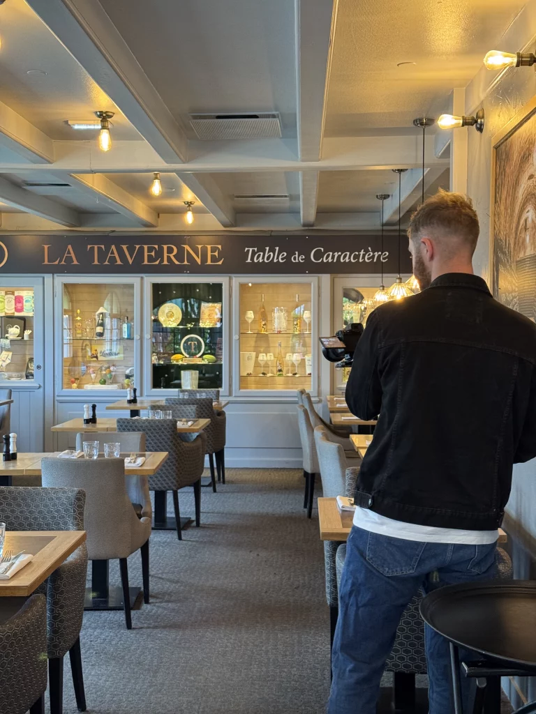 Tournage enseigne spot publicitaire vidéo La Taverne Table de Caractère Chassenueil du Poitou (86)