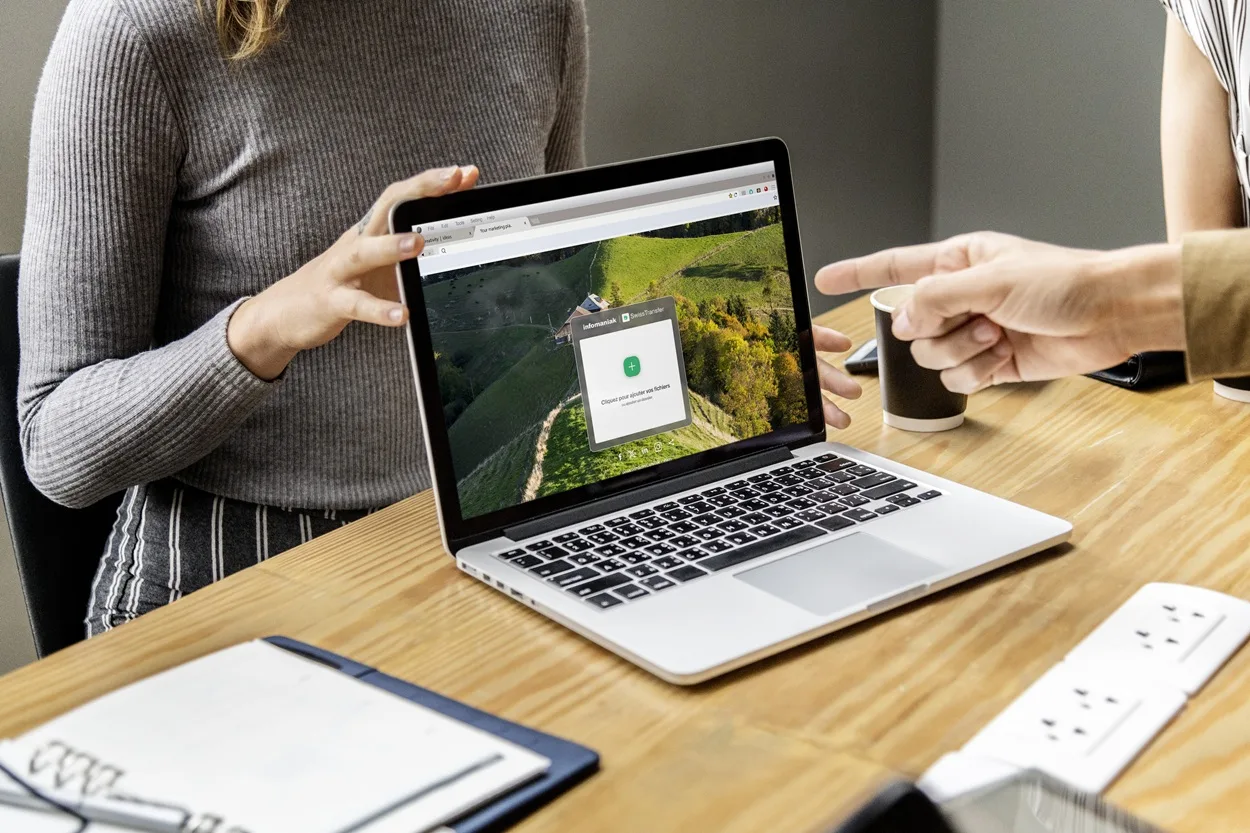 Création de logo Remise des fichiers sources - Les Complices Création de logo Remise des fichiers sources - Les Complices