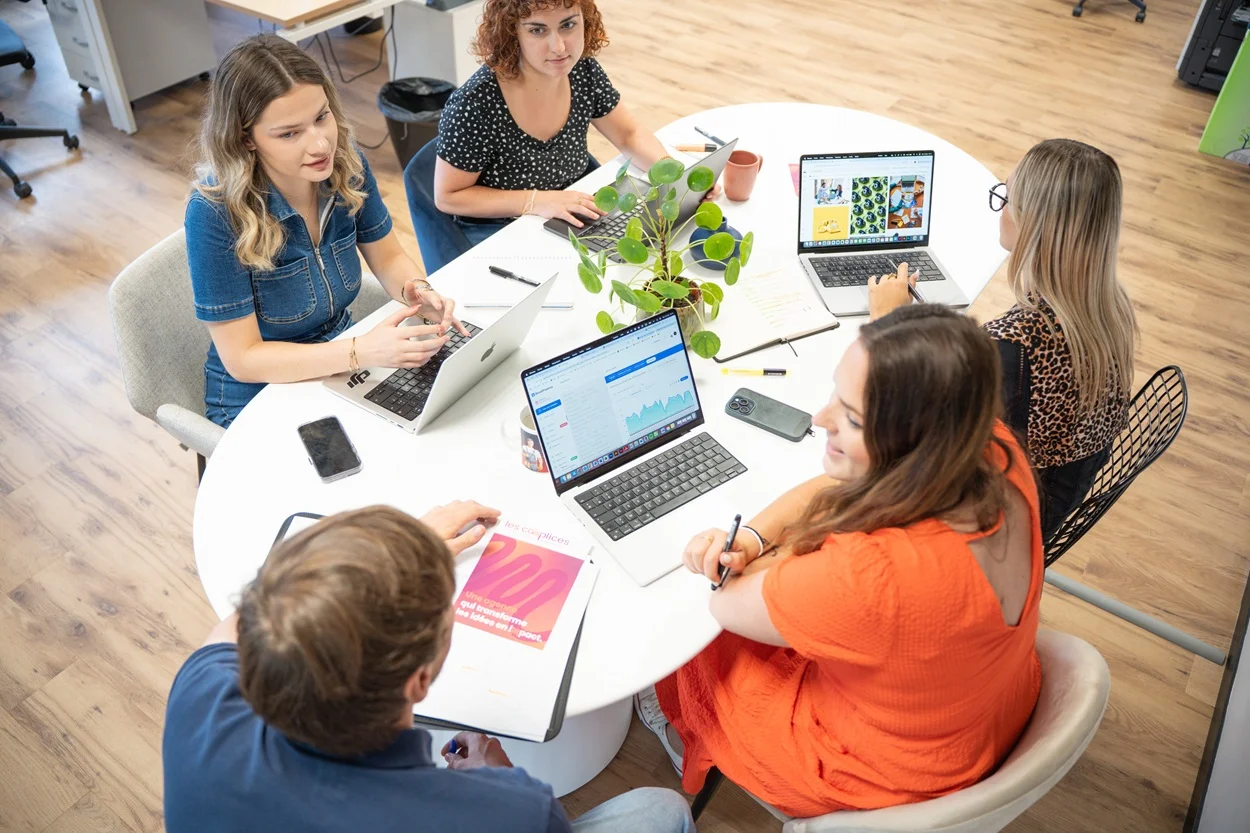 Impression signalétique & enseignes Ecoute & cadrage - Les Complices