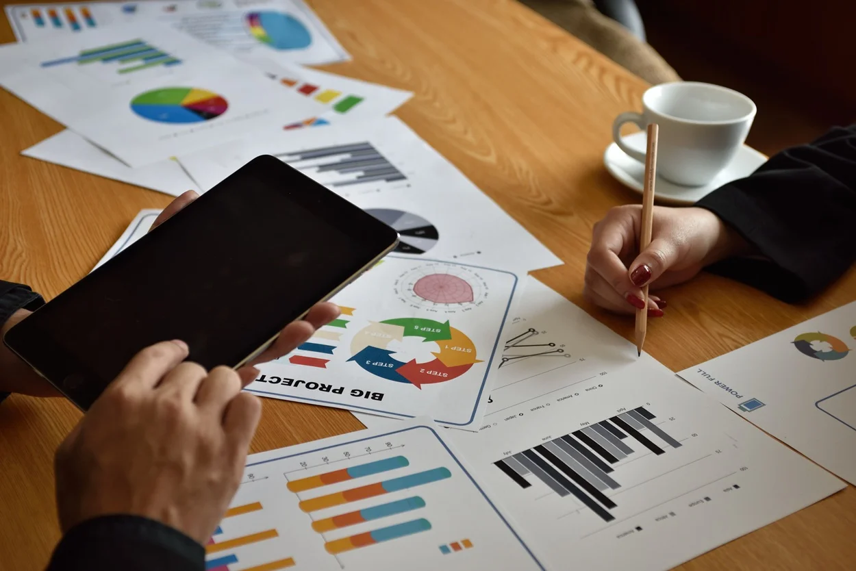 Audit réseaux sociaux Collecte & analyse de données - Les Complices Audit réseaux sociaux Collecte & analyse de données - Les Complices