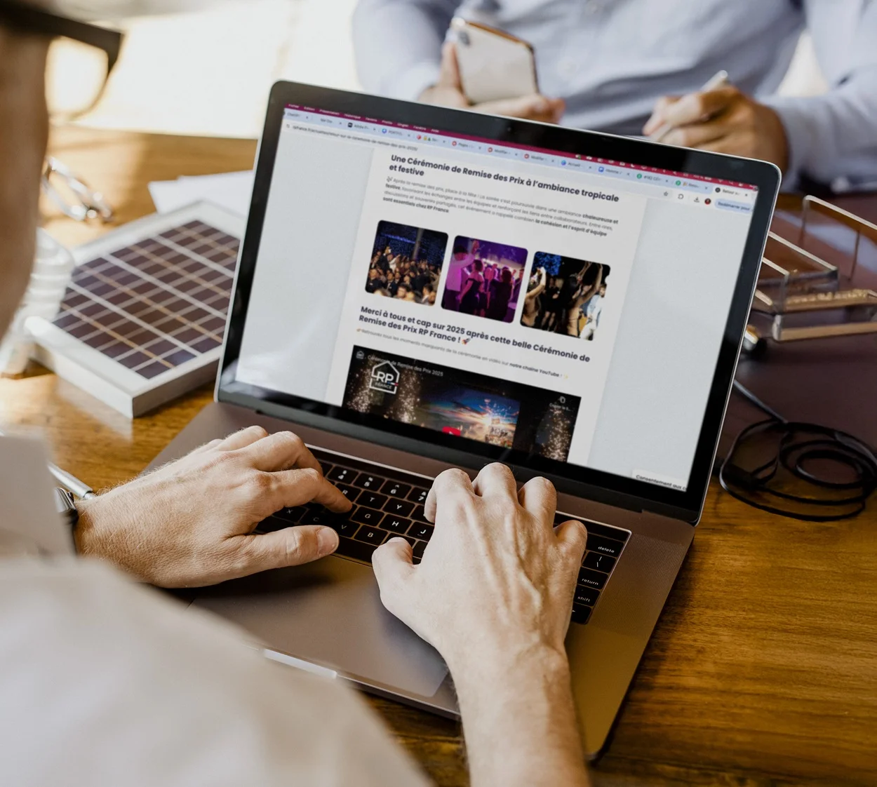 Communication post-événement Création et diffusion des supports - Les Complices
